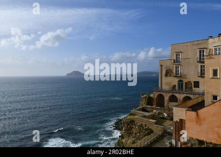 Vista panoramica di Pozzuoli, una città che si affaccia sul mare vicino a Napoli in Italia. Foto Stock