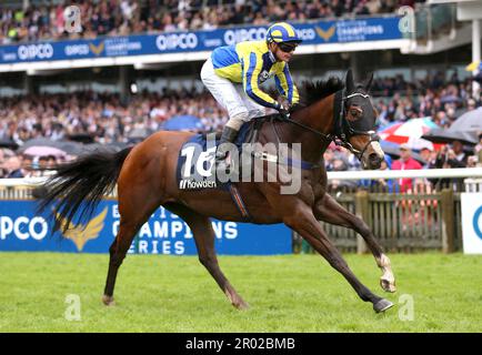 Proponi guidato dal jockey Kieran o'Neill sulla strada per vincere l'handicap Howden (Heritage handicap) il secondo giorno del QIPCO Guineas Festival all'ippodromo di Newmarket. Data immagine: Sabato 6 maggio 2023. Foto Stock