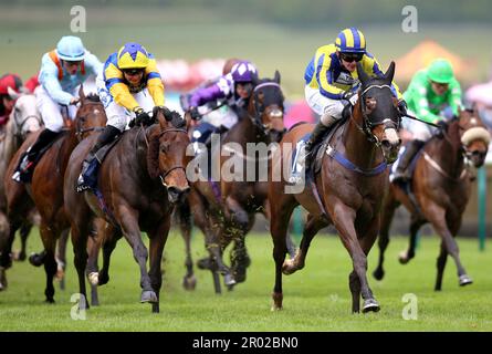 Proponi guidato dal jockey Kieran o'Neill (a destra) sulla strada per vincere l'handicap Howden (Heritage handicap) il secondo giorno del QIPCO Guineas Festival all'ippodromo di Newmarket. Data immagine: Sabato 6 maggio 2023. Foto Stock