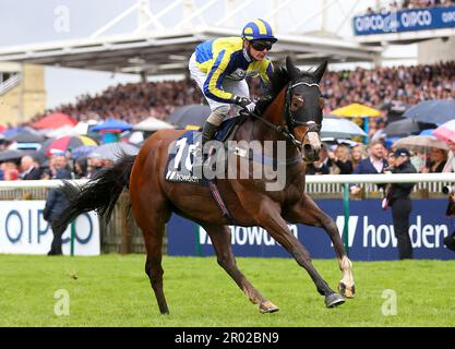 Proponi guidato dal jockey Kieran o'Neill sulla strada per vincere l'handicap Howden (Heritage handicap) il secondo giorno del QIPCO Guineas Festival all'ippodromo di Newmarket. Data immagine: Sabato 6 maggio 2023. Foto Stock