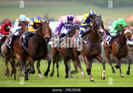 Proponi guidato dal jockey Kieran o'Neill (a destra) sulla strada per vincere l'handicap Howden (Heritage handicap) il secondo giorno del QIPCO Guineas Festival all'ippodromo di Newmarket. Data immagine: Sabato 6 maggio 2023. Foto Stock