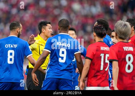 Saitama. 6th maggio, 2023. L'arbitro ma Ning (2nd L) governa durante la finale 2nd tappa della 2022 AFC Champions League tra Urawa Reds e al Hilal al Saitama Stadium 2002 a Saitama, Giappone, il 6 maggio 2023. Credit: Zhang Xiaoyu/Xinhua/Alamy Live News Foto Stock