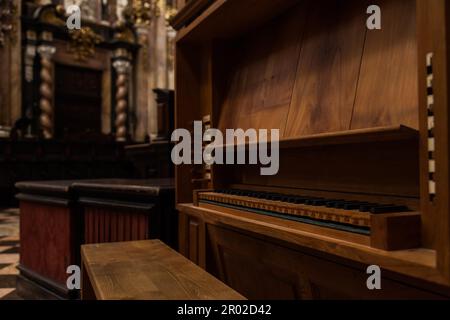 Dettaglio di un 2 secolo vecchio organo in spagnolo chiesa cattolica Foto Stock