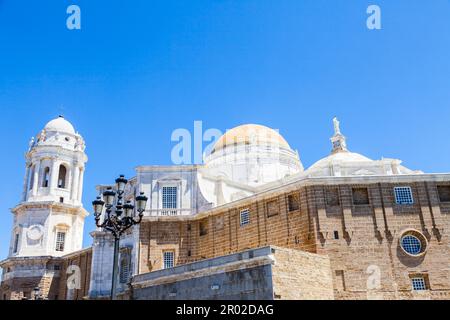 Una giornata di sole con un cielo blu profondo a Cadice, nella regione dell'Andalusia, nel sud della Spagna Foto Stock