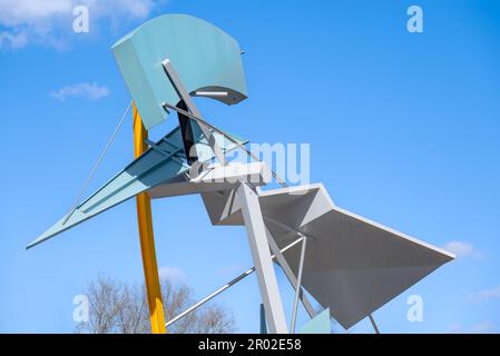 Rotterdam, Paesi Bassi - le lunghe gambe gialle sottili della scultura di architettura bu Coop Himmelb(l)au Foto Stock