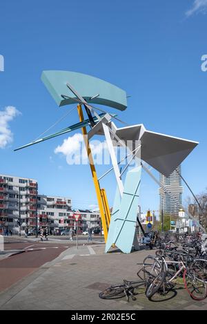 Rotterdam, Paesi Bassi - le lunghe gambe gialle sottili della scultura di architettura bu Coop Himmelb(l)au Foto Stock