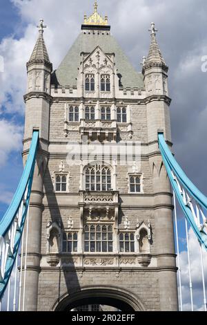 Tower Bridge che attraversa il Tamigi Foto Stock