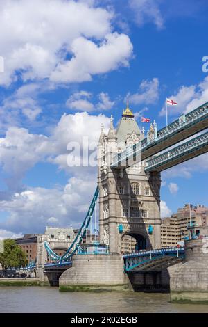 Londra, Regno Unito, 2014. Tower Bridge che attraversa il Tamigi a Londra il 22 agosto 2014. Persone non identificate Foto Stock