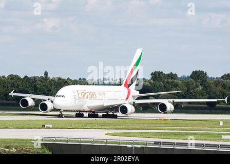 MONACO, GERMANIA, 17 AGOSTO: Airbus A380 dagli Emirati sulla pista dell'aeroporto di Monaco, Germania il 17 agosto 2014. Il A380 è il mondo Foto Stock