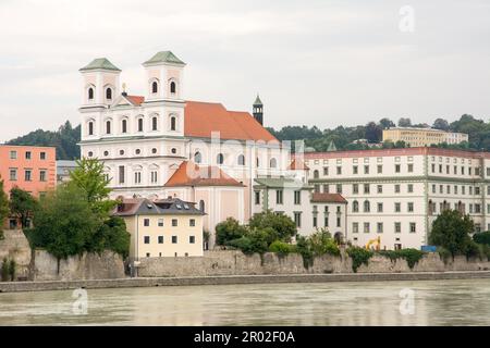 St La chiesa di Michele sul lungomare della locanda a Passau (Germania) (Baviera) Foto Stock