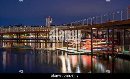 Kayak di una stazione di noleggio, situata sotto un ponte di biciclette, Copenaghen, Danimarca Foto Stock