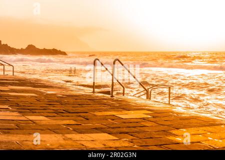 Scale al tramonto nella piscina rocciosa la Maceta sull'isola di El Hierro en la Frontera, Isole Canarie Foto Stock