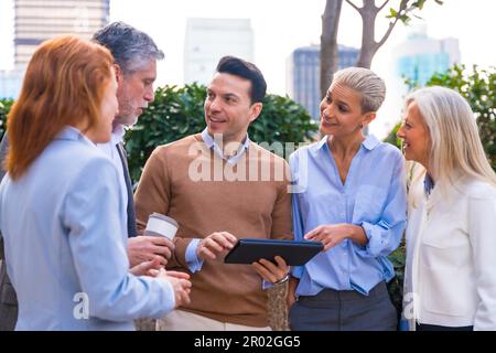 Allegro Ritratto di un felice gruppo di colleghi che ridono e si divertono all'aperto in un ufficio aziendale. Foto di alta qualità Foto Stock