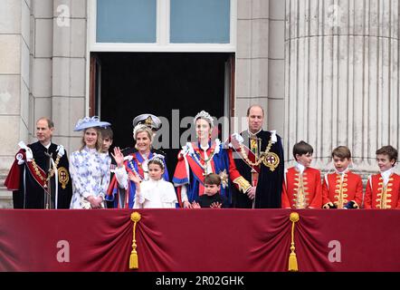 Londra, Regno Unito. 06th maggio, 2023. Londra, Regno Unito. 6th maggio 2023 Principe di Galles, Principessa di Galles, Principe Louis, Principessa Charlotte, Principe George, Sophie, contessa di Wessex, Principe Edoardo, Duca di Edimburgo, Lady Louise Mountbatten-Windsor James Mountbatten-Windsor, Conte di Wessex, Principessa Anna, la Principessa reale appaiono sul balcone di Buckingham Palace durante l'incoronazione di Re Carlo. Credit: Doug Peters/Alamy Live News Foto Stock