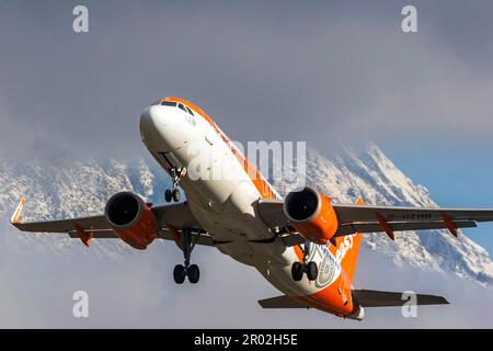 Decollo di aerei, compagnia easyJet, Airbus A320neo, neve sulle montagne, aeroporto di Kranebitten, Innsbruck, Tirolo, Austria Foto Stock