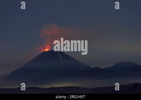 Vulcano attivo Gunung bromo di notte, bromo-Tengger-Semeru Parco Nazionale, Giava, Indonesia Foto Stock