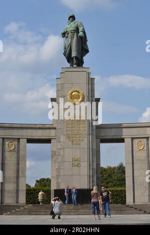 Monumento commemorativo sovietico, Strasse des 17. Juni, Tiergarten, Berlino, Germania Foto Stock