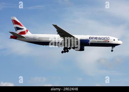 Un Boeing 777-200 di British Airways in una livrea speciale oneworld si avvicina all'aeroporto Gatwick di Londra Foto Stock