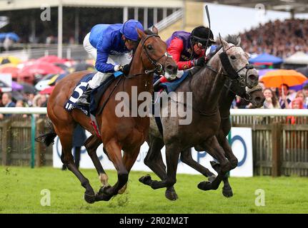 Re di conquista guidato dal jockey William Buick (a sinistra) vince l'Howden Suffolk Stakes davanti a Saga guidato dal jockey Frankie Dettori il secondo giorno del QIPCO Guineas Festival all'ippodromo di Newmarket. Data immagine: Sabato 6 maggio 2023. Foto Stock