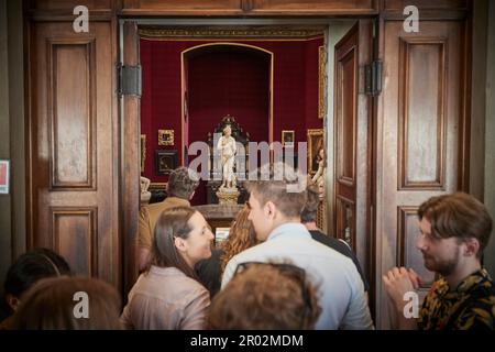 Tourist con interno della Galleria degli Uffizi, Firenze, Toscana, Italia, Italia, Europa. 2023 Foto Stock