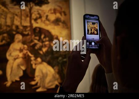 Tourist con interno della Galleria degli Uffizi, Firenze, Toscana, Italia, Italia, Europa. 2023 Foto Stock