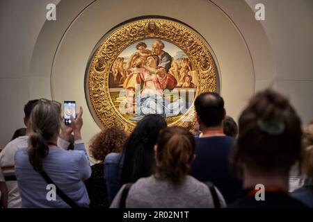 Turisti con interni della Galleria degli Uffizi, Firenze, Toscana, Italia, Italia, Europa. 2023 Foto Stock