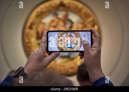 Tourist con interno della Galleria degli Uffizi, Firenze, Toscana, Italia, Italia, Europa. 2023 Foto Stock