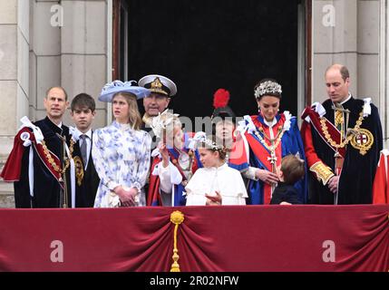 Londra, Regno Unito. 06th maggio, 2023. Londra, Regno Unito. 6th maggio 2023 Principe di Galles, Principessa di Galles, Principe Louis, Principessa Charlotte, Principe George, Sophie, contessa di Wessex, Principe Edoardo, Duca di Edimburgo, Lady Louise Mountbatten-Windsor James Mountbatten-Windsor, Conte di Wessex, Principessa Anna, la Principessa reale appaiono sul balcone di Buckingham Palace durante l'incoronazione di Re Carlo. Credit: Doug Peters/Alamy Live News Foto Stock