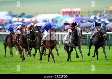 Re di conquista guidato dal jockey William Buick (al centro a sinistra) sulla strada per sorpassare Saga guidato dal jockey Frankie Dettori per vincere la Howden Suffolk Stakes il secondo giorno del QIPCO Guineas Festival all'ippodromo di Newmarket. Data immagine: Sabato 6 maggio 2023. Foto Stock