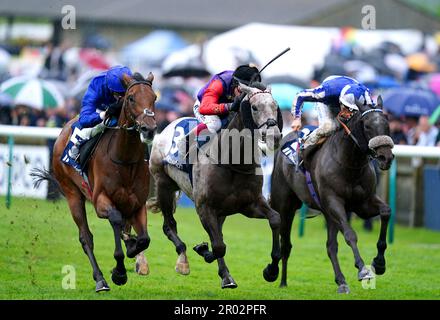 Re di conquista guidato dal jockey William Buick (a sinistra) sulla loro strada per sorpassare Saga guidato dal jockey Frankie Dettori (al centro) per vincere la Howden Suffolk Stakes il secondo giorno del QIPCO Guineas Festival al Newmarket Racecourse. Data immagine: Sabato 6 maggio 2023. Foto Stock