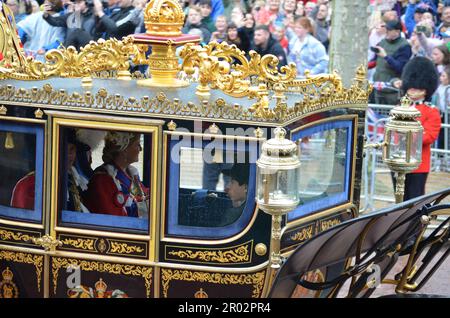 Londra, Regno Unito. 06th maggio, 2023. Il principe Edoardo (l) guida con la moglie Duchessa Sophie e il figlio James in una carrozza in una processione a Buckingham Palace dopo la cerimonia dell'incoronazione. Numerosi ospiti hanno partecipato all'incoronazione di re Carlo III Credit: Christoph Meyer/dpa/Alamy Live News Foto Stock