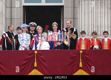 Londra, Regno Unito. 06th maggio, 2023. Londra, Regno Unito. 6th maggio 2023 Principe di Galles, Principessa di Galles, Principe Louis, Principessa Charlotte, Principe George, Sophie, contessa di Wessex, Principe Edoardo, Duca di Edimburgo, Lady Louise Mountbatten-Windsor James Mountbatten-Windsor, Conte di Wessex, Principessa Anna, la Principessa reale appaiono sul balcone di Buckingham Palace durante l'incoronazione di Re Carlo. Credit: Doug Peters/Alamy Live News Foto Stock