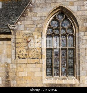 La meridiana su Eglise Notre Dame de Croaz-Batz a Roscoff, Bretagna, Francia Foto Stock