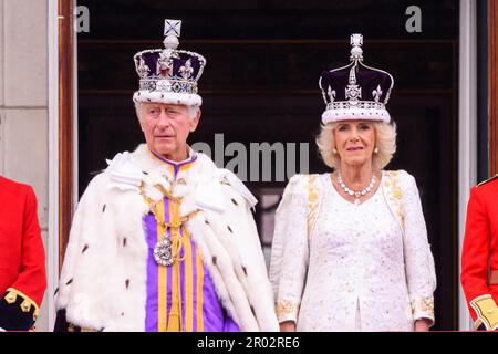 Londra, Regno Unito. 6th maggio, 2023. Re Carlo III e la Regina Camilla sul balcone di Buckingham Palace, Londra, dopo la cerimonia di incoronazione. Data immagine: Sabato 6 maggio 2023. Il credito fotografico dovrebbe essere Credit: Matt Crossick/Alamy Live News Foto Stock