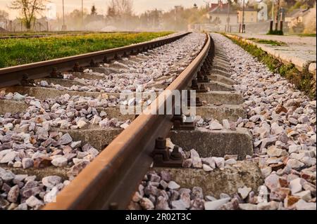 Nuove rotaie su traversine in una stazione ferroviaria di merci Foto Stock