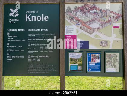 Knole country house ed ex arcivescovi palazzo e parco, Sevenoaks, Kent, Inghilterra, Regno Unito. - bacheca informativa per i visitatori. e cartello di benvenuto Foto Stock