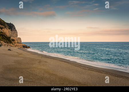 Tramonto sulla spiaggia di Baia dei Saraceni, Mar Ligure, Italia Foto Stock