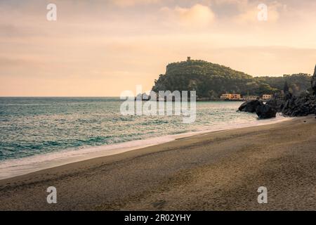 Tramonto sulla spiaggia di Baia dei Saraceni, Mar Ligure, Italia Foto Stock