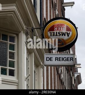 All'esterno del ristorante De Reiger, zona Jordaan, Amsterdam, Paesi Bassi, insegna della birra Amstel e logo capovolti Foto Stock