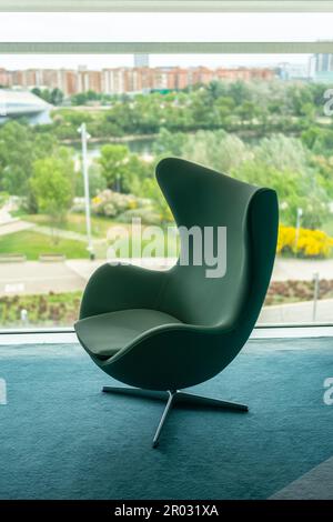 Poltrona moderna per sedersi e rilassarsi accanto ad una grande finestra per contemplare il paesaggio. Foto Stock
