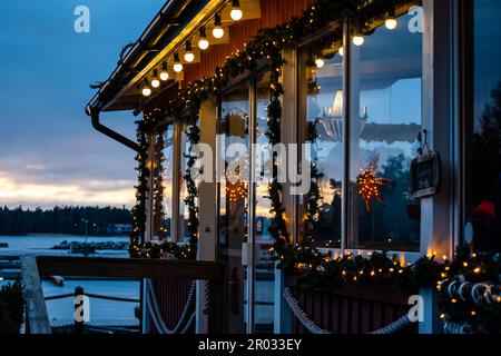 Decorazioni natalizie in un caffè tradizionale vicino a Helsinki sulla costa meridionale dell'entroterra al crepuscolo Foto Stock