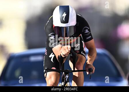 Ortona, Italia. 06th maggio, 2023. Il belga Remco Evenepoel di Soudal Quick-Step raffigurato in azione durante la prima tappa della gara ciclistica del giro D'Italia 2023, cronometro individuale da Fossacesia Marina a Ortona (19 km, 6 km), in Italia, sabato 06 maggio 2023. Il giro 2023 si svolge dal 06 al 28 maggio 2023. FOTO DI BELGA JASPER JACOBS Credit: Belga News Agency/Alamy Live News Foto Stock