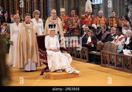 La regina Camilla è incoronata con la corona della regina Maria durante la cerimonia di incoronazione presso l'abbazia di Westminster, Londra. Data immagine: Sabato 6 maggio 2023. Foto Stock