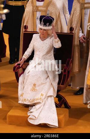 La regina Camilla dopo essere stata incoronata con la corona della regina Maria dall'arcivescovo di Canterbury il Reverendissimo Justin Welby durante la sua cerimonia di incoronazione nell'Abbazia di Westminster, Londra. Data immagine: Sabato 6 maggio 2023. Foto Stock