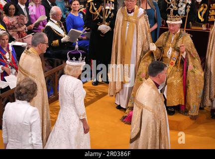 Re Carlo III dopo essere stato incoronato (a destra) e la Regina Camilla dopo essere stato incoronato (al centro a sinistra) durante la cerimonia di incoronazione nell'Abbazia di Westminster, Londra. Data immagine: Sabato 6 maggio 2023. Foto Stock