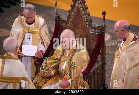 Re Carlo III tiene l'Orbo del Sovrano durante la sua cerimonia di incoronazione nell'Abbazia di Westminster, Londra. Data immagine: Sabato 6 maggio 2023. Foto Stock