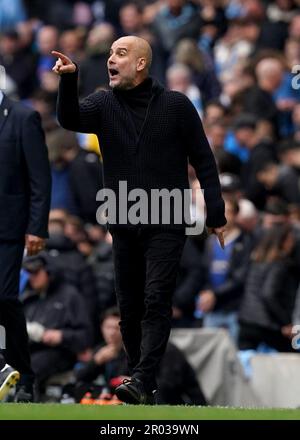 Il Manchester City Head Coach, Pep Guardiola, reagisce in seguito alla mancata punizione di Ilkay Gundogan (non raffigurata) di Manchester City durante la partita della Premier League presso l'Etihad Stadium, Manchester. Data immagine: Sabato 6 maggio 2023. Foto Stock