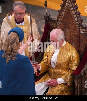 Signore Presidente del Consiglio, Penny Mordaunt, presentando la spada di Stato, al re Carlo III durante la cerimonia di incoronazione nell'Abbazia di Westminster, Londra. Data immagine: Sabato 6 maggio 2023. Foto Stock