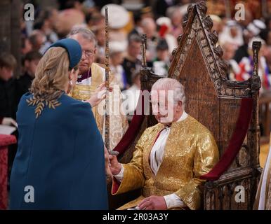 Signore Presidente del Consiglio, Penny Mordaunt, presentando la spada di Stato, al re Carlo III durante la cerimonia di incoronazione nell'Abbazia di Westminster, Londra. Data immagine: Sabato 6 maggio 2023. Foto Stock