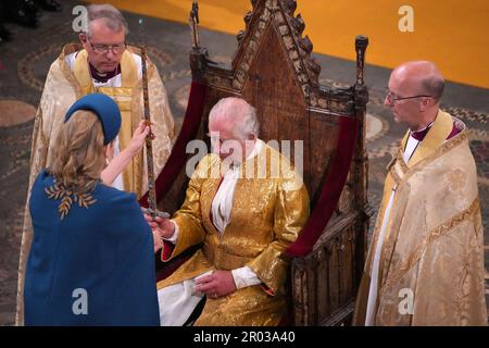 Signore Presidente del Consiglio, Penny Mordaunt, presentando la spada di Stato, al re Carlo III durante la cerimonia di incoronazione nell'Abbazia di Westminster, Londra. Data immagine: Sabato 6 maggio 2023. Foto Stock